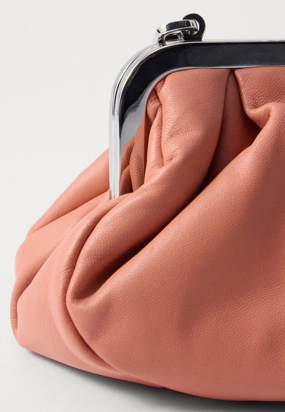 Borsa a pochette in pelle rosa con design arricciato, dotata di una struttura in metallo argento lucido e chiusura a scatto. Finitura morbida e testurizzata.