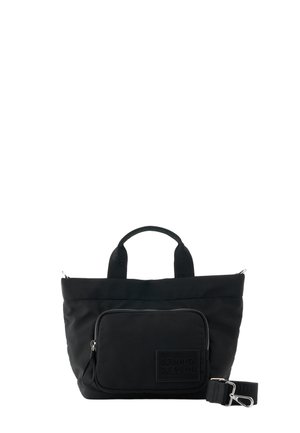 Schwarze Tote-Bag mit doppelten Griffen, vorderer Reißverschlusstasche mit Prägung "STUDIO BERLIN" und abnehmbarem, verstellbarem Schulterriemen.