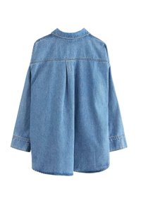 Camicia in denim blu con colletto, maniche lunghe e design con pieghe sul retro. Presenta dettagli di cucitura e un orlo arrotondato.