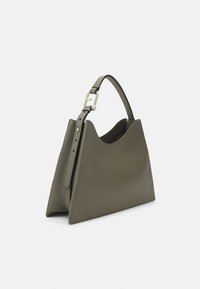 Sac à main en cuir vert avec un design structuré et angulaire, doté d'une seule bandoulière réglable. Présente des accents en métal doré.