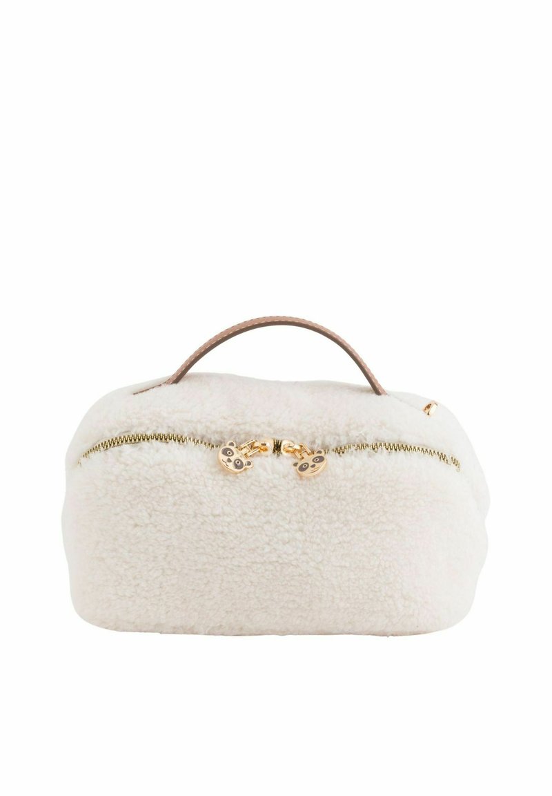 Biała, puszysta kosmetyczka o zaokrąglonym kształcie, z złotym zamkiem błyskawicznym zakończonym breloczkami w kształcie pandy oraz beżową rączką na górze.