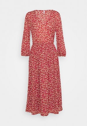 Vestido rojo hasta la rodilla con mangas tres cuartos y estampado floral blanco, con escote en V y cintura fruncida.