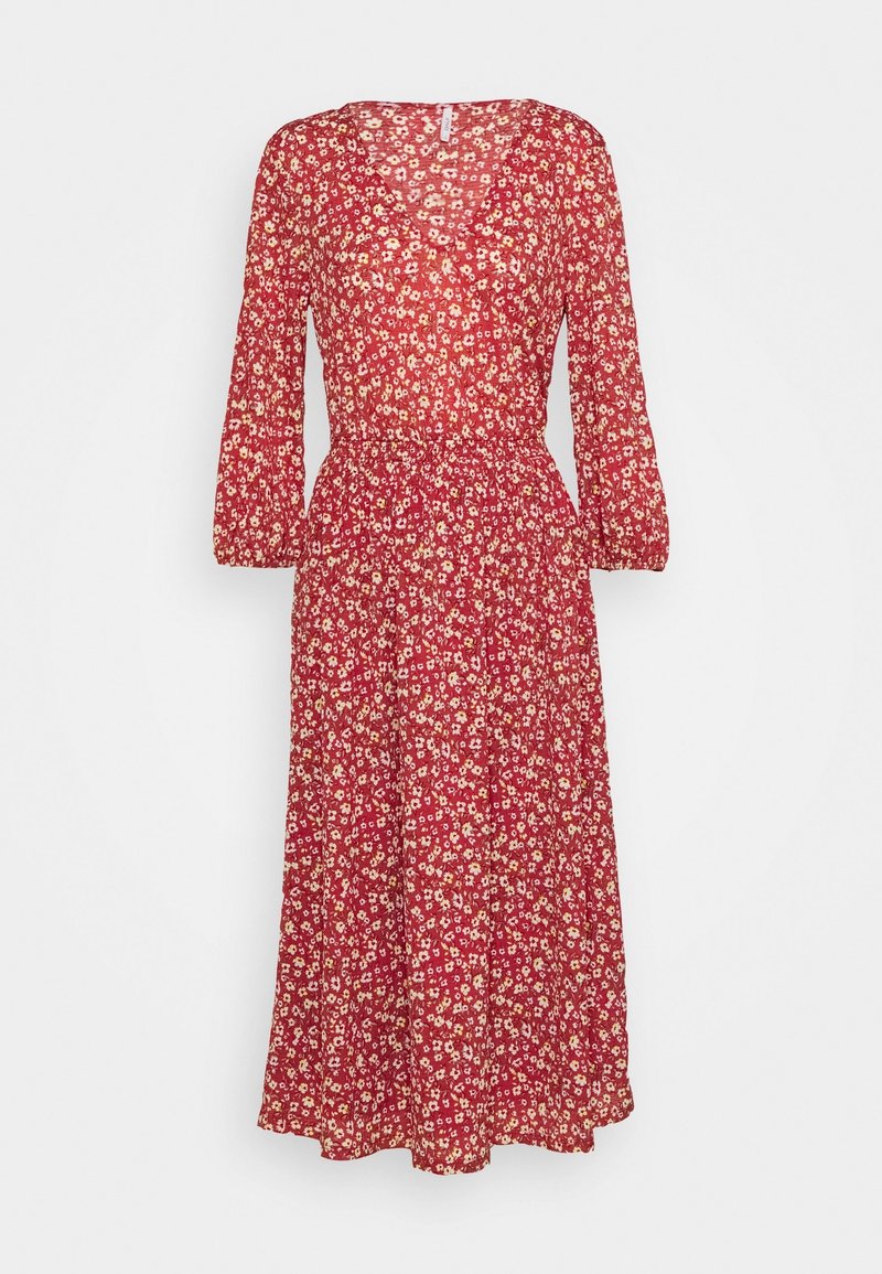 Robe rouge longueur genoux avec manches trois-quarts et imprimé floral blanc, avec un col en V et une taille froncée.