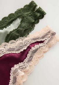 Lingerieset met een donkergroene kantrand op satijn, een paarse hoofdstof met een lichtroze kantrand en ingewikkelde kantdetails.