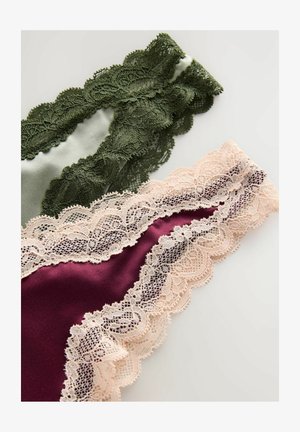 Lingerieset met een donkergroene kantrand op satijn, een paarse hoofdstof met een lichtroze kantrand en ingewikkelde kantdetails.