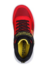 Scarpe sportive rosse e nere con tomaia in rete, lacci neri, colletto imbottito e logo giallo. Presentano una suola bianca e una soletta imbottita per il massimo comfort.