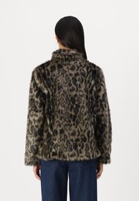 Giacca in pelliccia sintetica con stampa leopardata, caratterizzata da una morbida texture, colletto e maniche lunghe. La parte posteriore ha una vestibilità rilassata e un orlo leggermente affusolato.