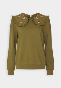 Blusa verde oliva a maniche lunghe con colletto arricciato decorato con piccoli ricami floreali rossi e bianchi.