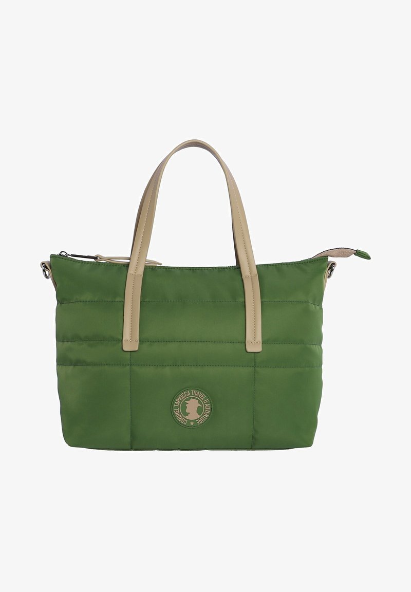 Bolso tote acolchado verde con asas de cuero beige, que presenta un parche de logo redondo y una textura acolchada horizontal. Bolsillo con cremallera en la parte superior.