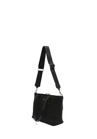 Crna torba s oblikom pravokutnika, napravljen od glatkog materijala. Ima dva ručka, podesivu naramenicu i detalj s logotipom.