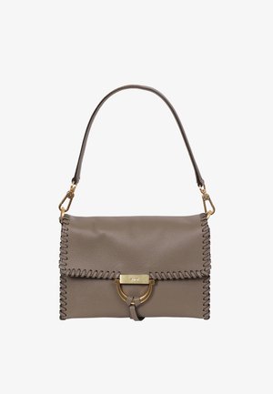 Ledertasche in Taupe mit kontrastierenden Nähten. Verfügt über einen goldfarbenen Verschluss und einen verstellbaren Riemen, der eine strukturierte, rechteckige Form bietet.