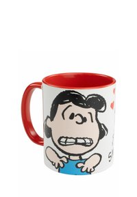 Tazza in ceramica con manico e interno rossi; presenta un personaggio dei cartoni animati con un'espressione preoccupata, una camicia blu e cuoricini decorativi.