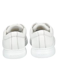 Weiße Leder-Sneaker mit glatter Textur, runder Zehenpartie und verstärktem Absatz. Sie verfügen über subtile Steppnähte und eine strukturierte Gummisohle.