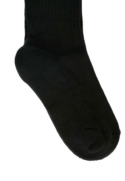 Calzino in cotone nero con texture a costine, punta arrotondata e costruzione senza cuciture, progettato per comfort e durata.
