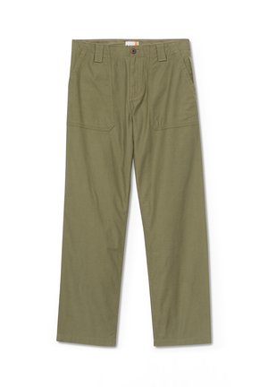 Proste spodnie o prostych nogawkach w oliwkowej zieleni, z przednimi kieszeniami naszywanymi, szlufkami na pasek oraz zapięciem na guzik w pasie.