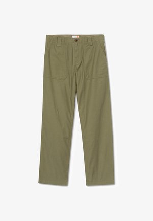 Proste spodnie o prostych nogawkach w oliwkowej zieleni, z przednimi kieszeniami naszywanymi, szlufkami na pasek oraz zapięciem na guzik w pasie.