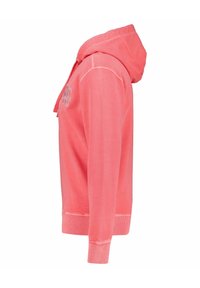 Sudadera coral con bolsillo canguro, capucha con cordón, puños acanalados y un acabado texturizado. Presenta un logo prominente en la parte delantera.