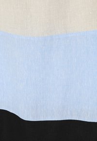 Linane kangas, millel on kolm horisontaalset sektsiooni: ülaosas heledhall, keskel helesinine ja alumises osas must, ühtlase tekstuuriga.