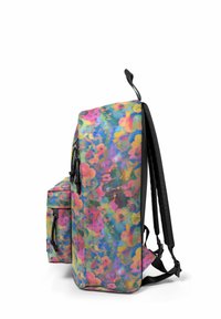 Mochila con un patrón floral colorido que mezcla tonos de rosa, azul y verde. Cuenta con un gran compartimento principal y un bolsillo frontal más pequeño.