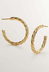 Pendientes de aro retorcido en oro con un acabado pulido, que presentan una forma circular y un cierre de espigón seguro.