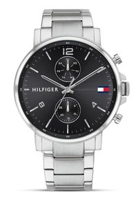 Reloj de acero inoxidable plateado con una esfera negra, que presenta tres subesferas, indicador de fecha y logo. Cuenta con marcadores de horas y un acabado texturizado.