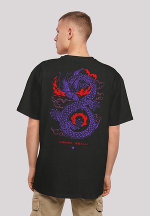 Sort t-shirt med et strålende design af en lilla drage med røde flammer og tekst, vist på ryggen. Kortærmet og afslappet pasform.