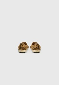 Espadrilles mit Leopardenmuster und einer gewobenen Jutesohle, die eine abgerundete Form, einen Stofftextur und einen kontrastierenden schwarzen Rand an der Basis aufweisen.
