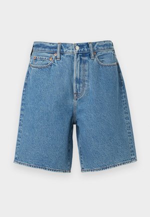 Shorts din denim de culoare albastru deschis, cu talie înaltă, design cu cinci buzunare, margini cusute și închidere cu nasture metalic. Textura are un finisaj clasic.