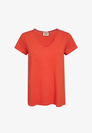 Élénk korall színű, rövid ujjú V-nyakú póló könnyű anyagból, az alsó szegély közelében kis márkajelzéssel.