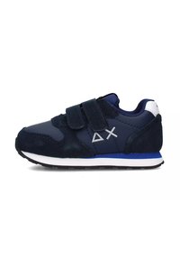 Sneaker blu navy con parte superiore in suede e mesh, doppie cinghie in Velcro, suola bianca e blu, e dettaglio del logo di lato.