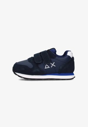 Sneaker blu navy con parte superiore in suede e mesh, doppie cinghie in Velcro, suola bianca e blu, e dettaglio del logo di lato.