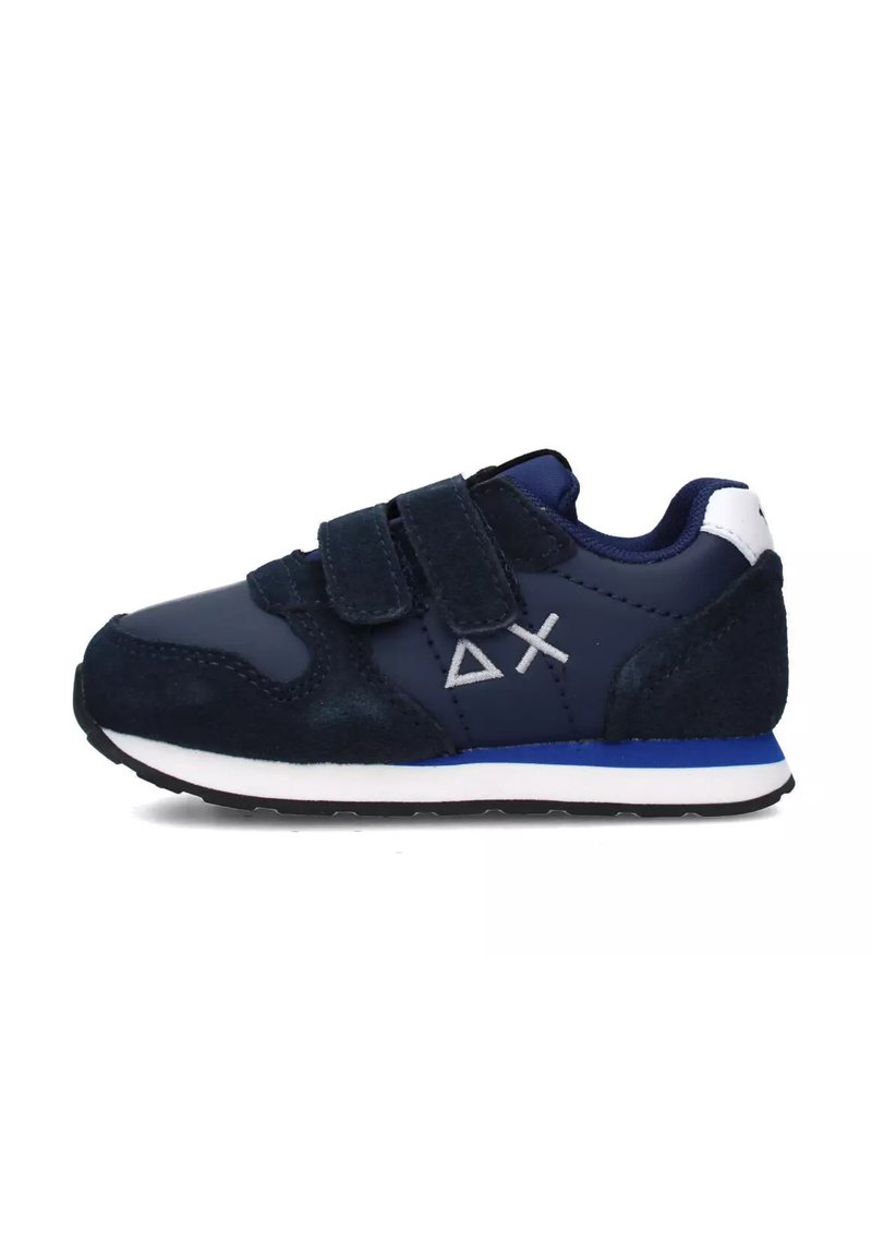 Sneaker blu navy con parte superiore in suede e mesh, doppie cinghie in Velcro, suola bianca e blu, e dettaglio del logo di lato.