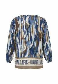 Bunte gemusterte Bluse mit Schattierungen von Blau, Braun und Creme. Am Saum befindet sich ein Textband mit der Aufschrift "LIVE LIFE - LIVE LIFE."
