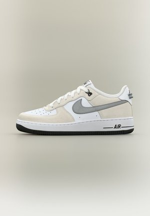 Αθλητικό παπούτσι Nike Air Force 1 χαμηλού προφίλ σε λευκό και μπεζ με γκρι σχέδιο και μαύρη σόλα, εμφανίζεται από το πλάι σε ουδέτερο φόντο.