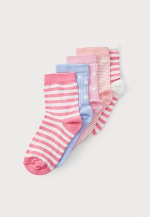 Cinq paires de chaussettes de cheville dans des nuances de rose et de bleu : rayées, à pois et unies avec des revers côtelés. Matière en mélange de coton.