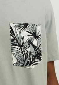 Jack & Jones GEDRUCKT RUNDHALS - Camiseta estampada - gray mist