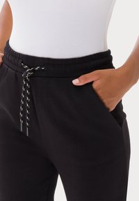 Les Lunes FRAYAA - Træningsbukser - schwarz