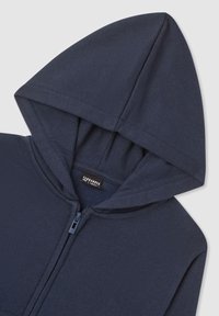 Felpa con cappuccio blu navy, con zip frontale e etichetta del marchio visibile all'interno del colletto.