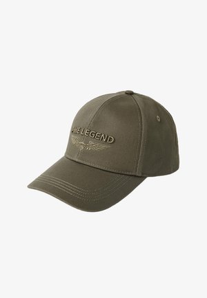 Maslinasto zelena kapa za bejzbol s zakrivljenim vrhom i izvezenim tekstom "PME LEGEND" iznad krilatog grba na prednjoj ploči.