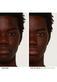 Vorher-Nachher-Vergleich eines Gesichts, das die Anwendung von Makeup zeigt. Die linke Seite zeigt den natürlichen Hautton, die rechte Seite wirkt gleichmäßiger.