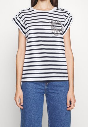 Pruhované bavlněné tričko s krátkým rukávem v námořnické modré a bílé barvě, kulatým výstřihem a dekorativní lebkou s korunou na náprsní kapse.