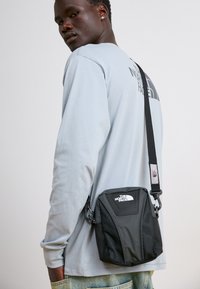 Επιλέχθηκε, black/asphalt grey