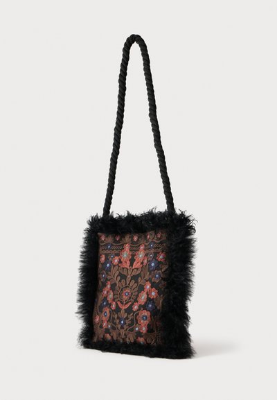Čierna kabelka z umelej kožušiny s vyšitým kvetinovým vzorom v červenej a modrej na tmavom pozadí, s pleteným popruhom a štvorcovým tvarom.