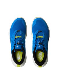Modre športne superge iz mrežastega materiala s črnimi in rumenimi poudarki, z elegantnim dizajnom, zaobljenim prstnim delom in elastičnimi vezalkami. Lahke in zračne.