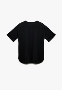 Zwarte T-shirt met korte mouwen, ronde hals en een gebogen zoom. Gladde textuur, lichtgewicht stof en eenvoudig ontwerp zonder versieringen.