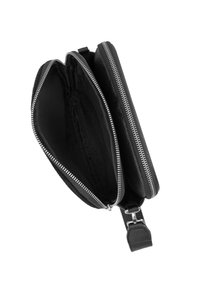 Clutch negro de piel con cremallera, que presenta dos compartimentos, herrajes de cremallera en plata y un exterior texturizado con una correa desmontable.