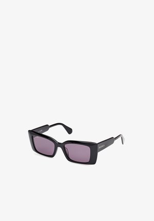 Gafas de sol rectangulares negras con lentes morados oscuros, montura gruesa y varillas delgadas negras con un logo en un lado.