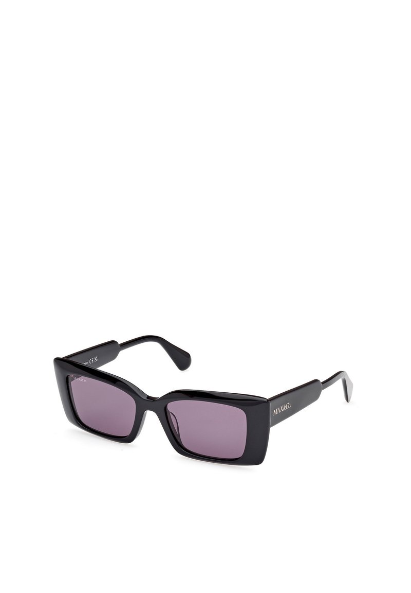 Ochelari de soare dreptunghiulari negri cu lentile violet închise, rame groase și brațe subțiri negre, având un logo pe o parte.