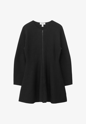 Zwarte jas met ritssluiting, ronde halslijn, lange mouwen en een uitlopende pasvorm, gemaakt van glad, gestructureerd materiaal. Minimalistische stijl.