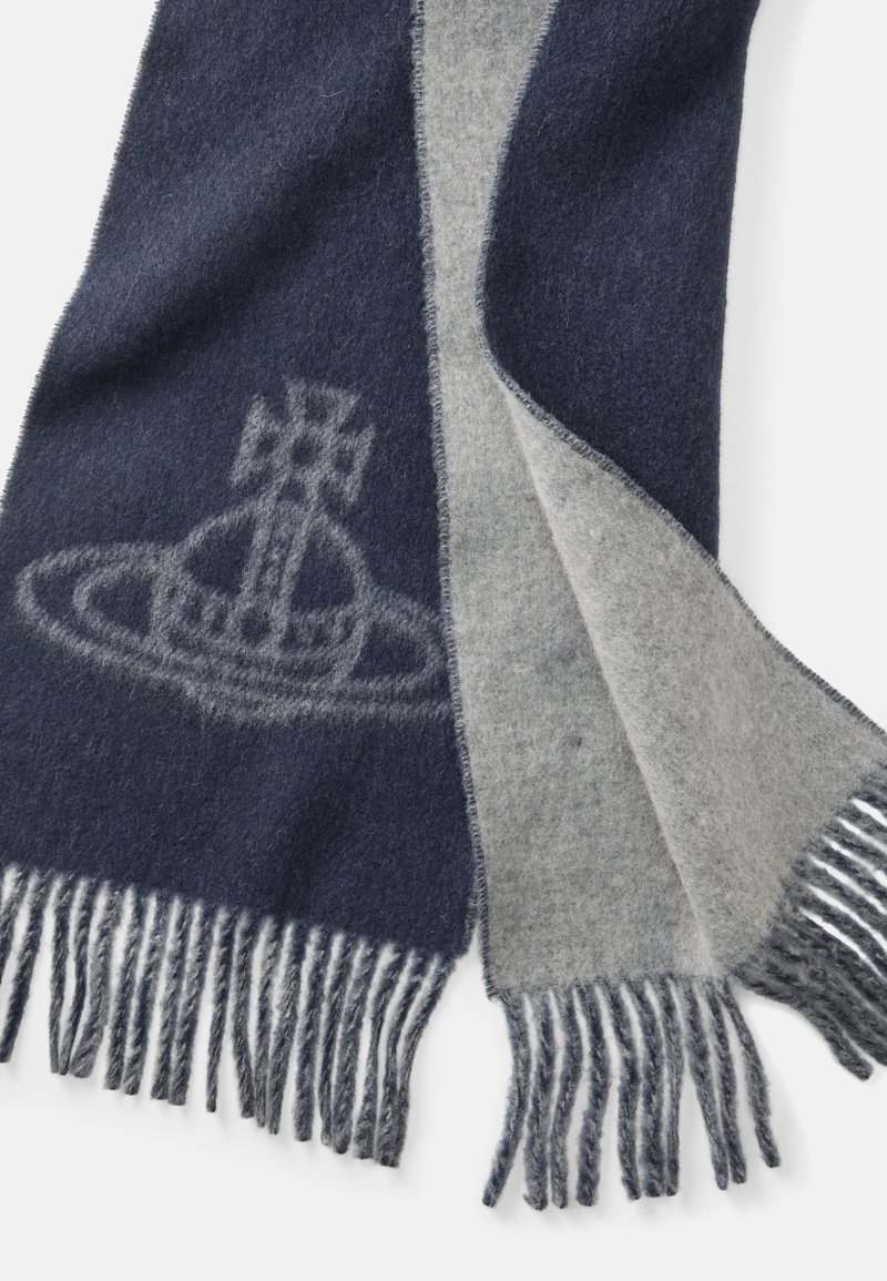 Wollschal mit dunklen marineblauen und hellgrauen Abschnitten, versehen mit einem subtilen Logo-Design. Abgeschlossen mit fransigen Rändern für zusätzliche Textur.